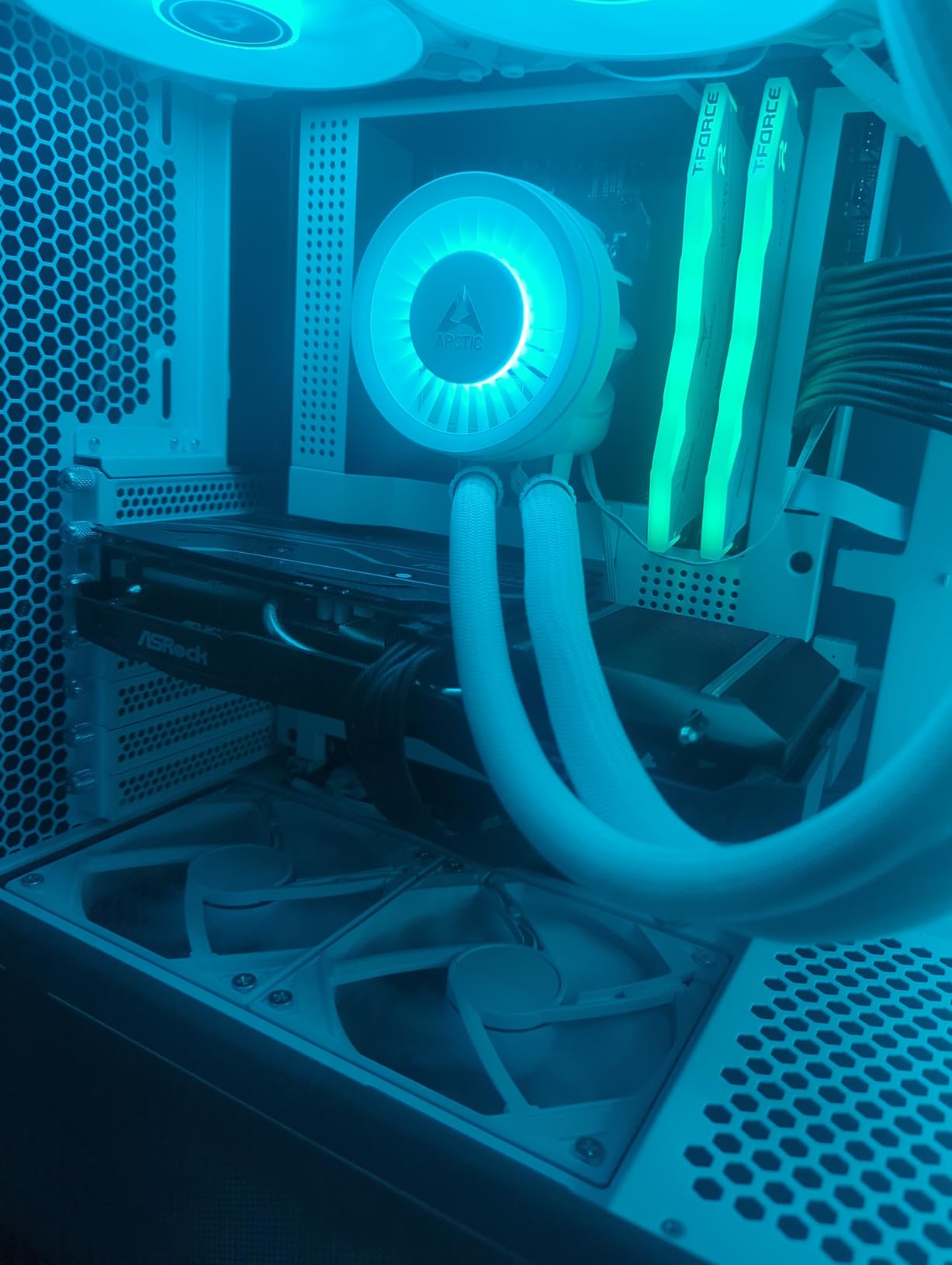 ASRock AMD Radeon RX 6600 Challenger D 8GB GDDR6 DisplayPort 14Gbps HDMI 0dB Silent Cooling 128-bit 7680 x 4320 Dual Fan Graphics Card PCI Express 4.0 x8 8-pin - Customer Photo 2