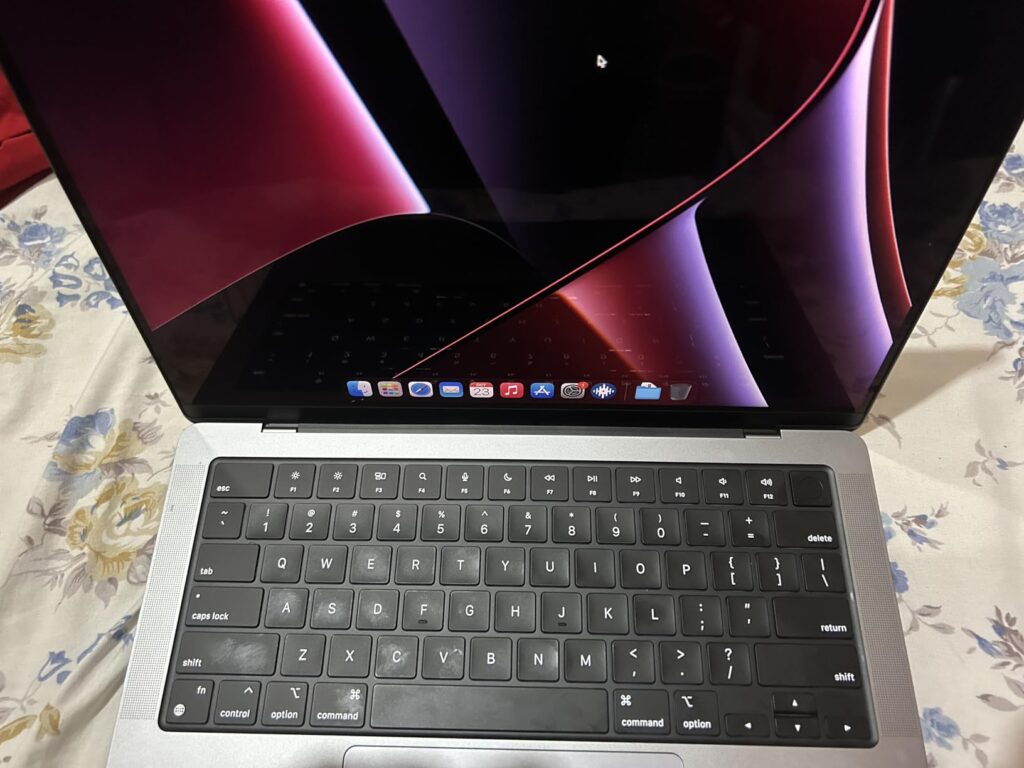 Apple Late 2021 MacBook Pro with Apple M1 Pro chip (14 inch, 16GB RAM, 512GB SSD) Silver (Renewed) - Customer Photo 1