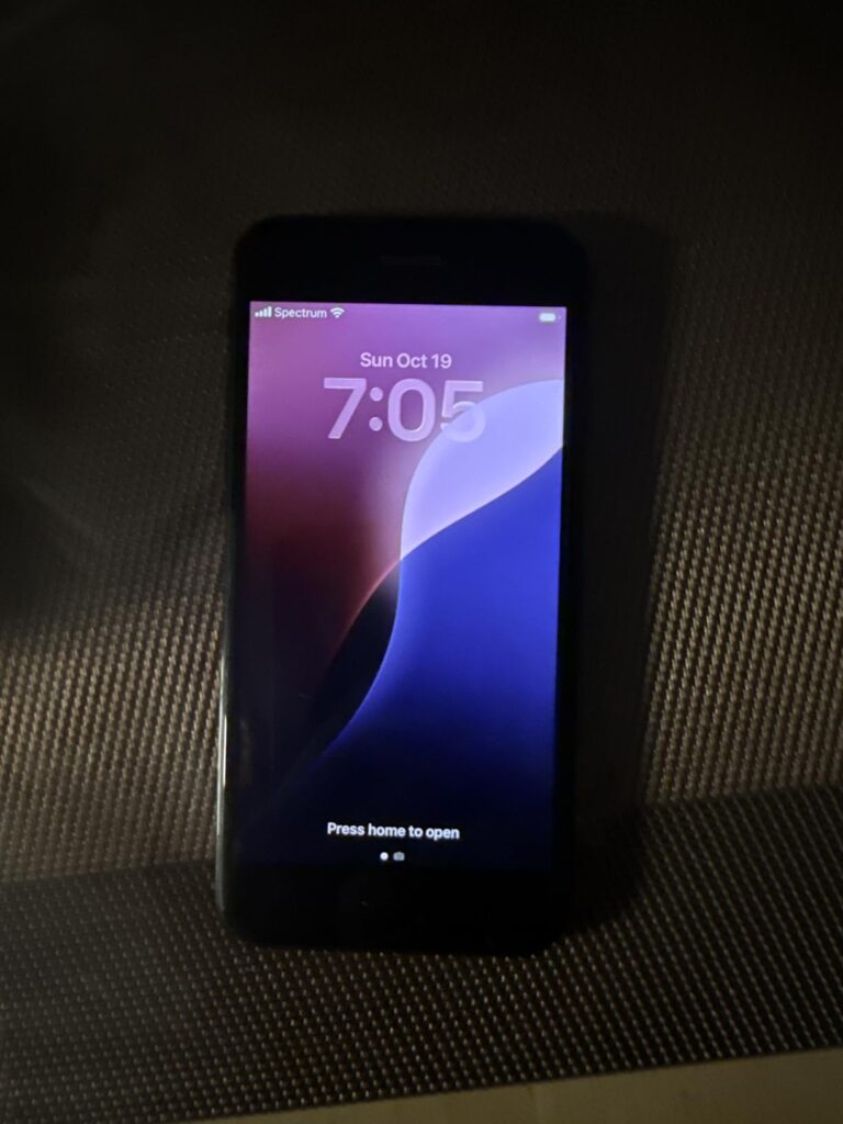 Apple iPhone SE 3rd Gen, 64GB, Midnight - Unlocked (Renewed) - Customer Photo 1