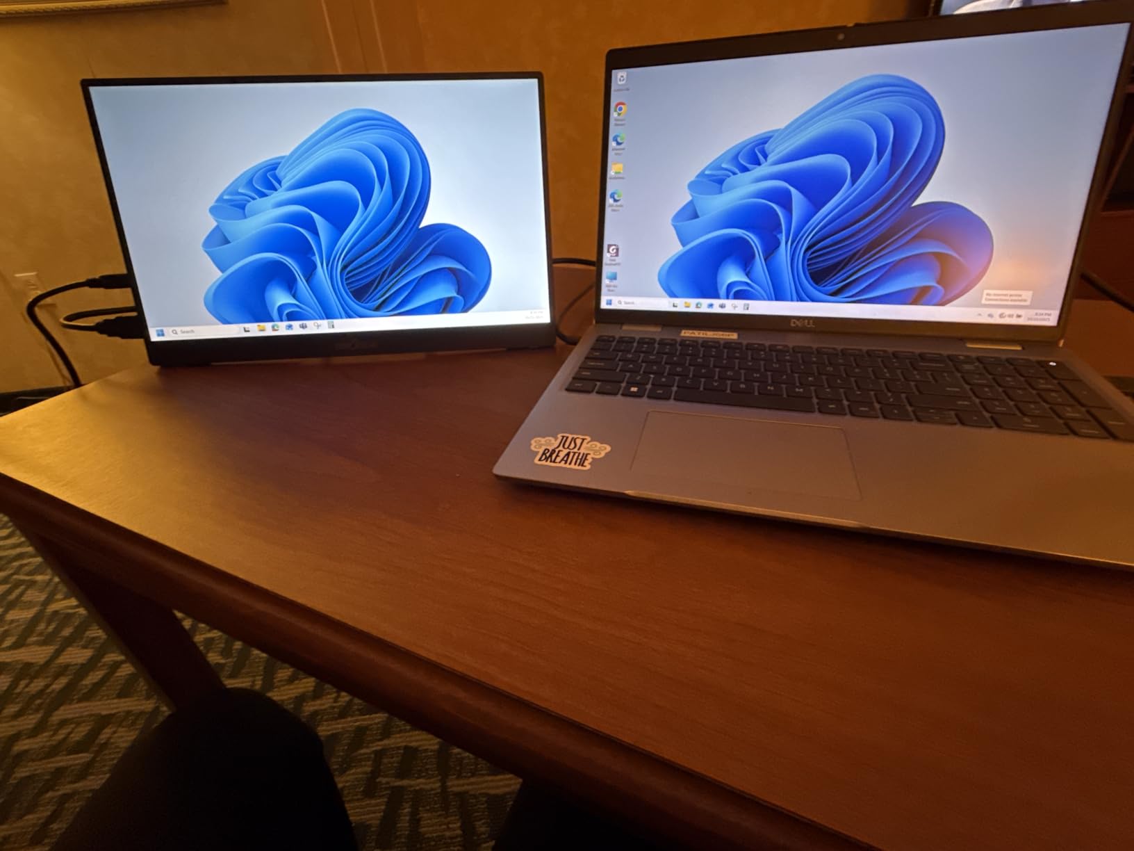 InnoView Portable Monitor Touchscreen 15.6 InnoView Portable Monitor Touchscreen 15.6