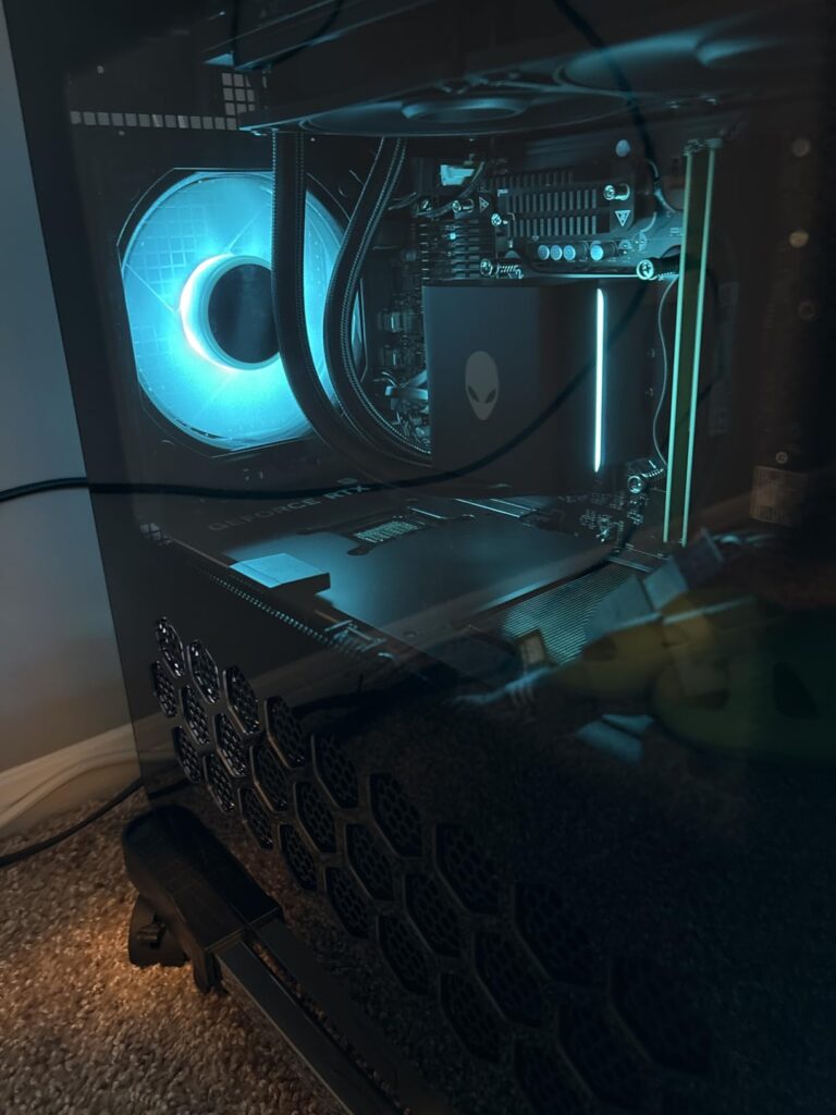 Alienware Aurora Gaming Desktop ACT1250 - Intel Core Ultra 7 265F, 32GB DDR5 RAM, 1TB SSD, NVIDIA GeForce RTX 5070, 1000W Platinum Rated PSU, Windows 11 Home, Clear Panel - Black - Customer Photo 2