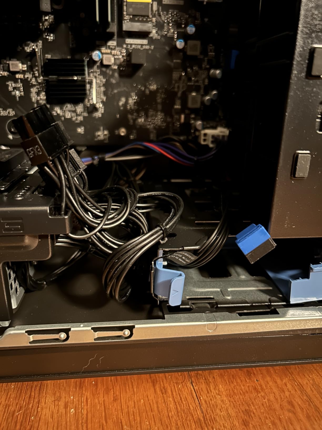 Alienware Aurora Gaming Desktop ACT1250 - Intel Core Ultra 7 265F, 32GB DDR5 RAM, 1TB SSD, NVIDIA GeForce RTX 5070, 1000W Platinum Rated PSU, Windows 11 Home, Clear Panel - Black - Customer Photo 3