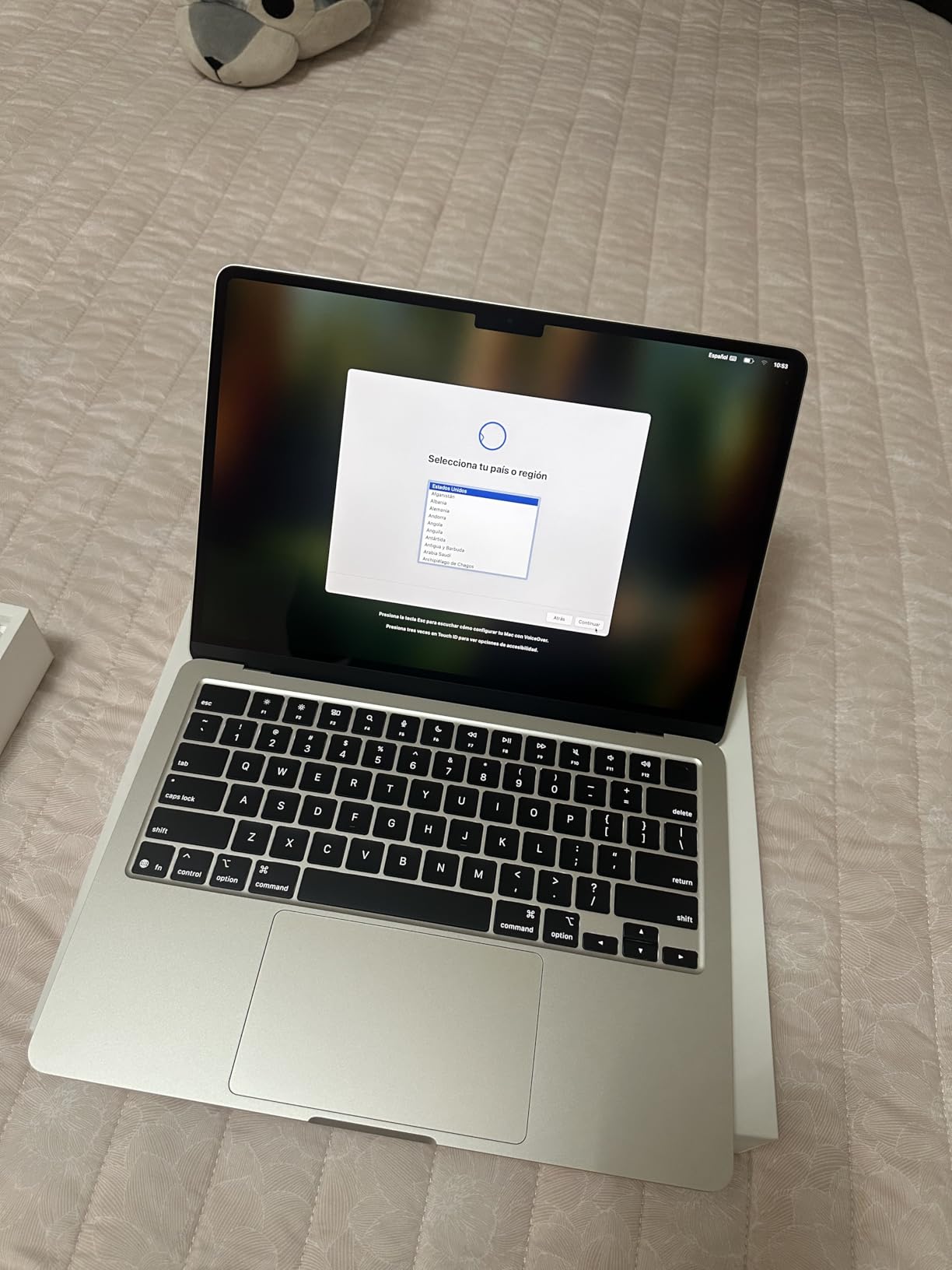 Apple 2025 MacBook Air 13-inch Laptop with M4 chip: Built for Apple Intelligence, 13.6-inch Liquid Retina Display, 16GB Unified Memory, 256GB SSD Storage, 12MP Center Stage Camera, Touch ID; Starlight - Customer Photo 1