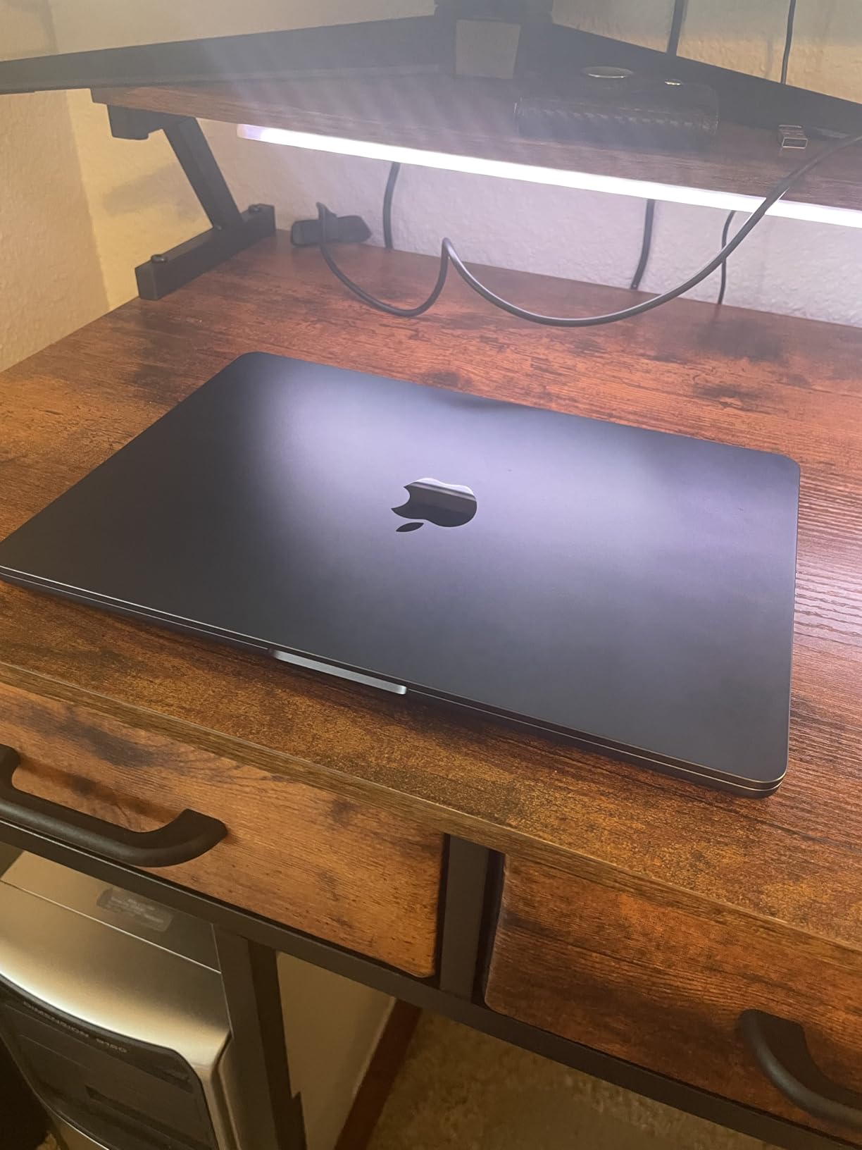 Apple 2025 MacBook Air 13-inch Laptop with M4 chip: Built for Apple Intelligence, 13.6-inch Liquid Retina Display, 16GB Unified Memory, 256GB SSD Storage, 12MP Center Stage Camera, Touch ID; Starlight - Customer Photo 2