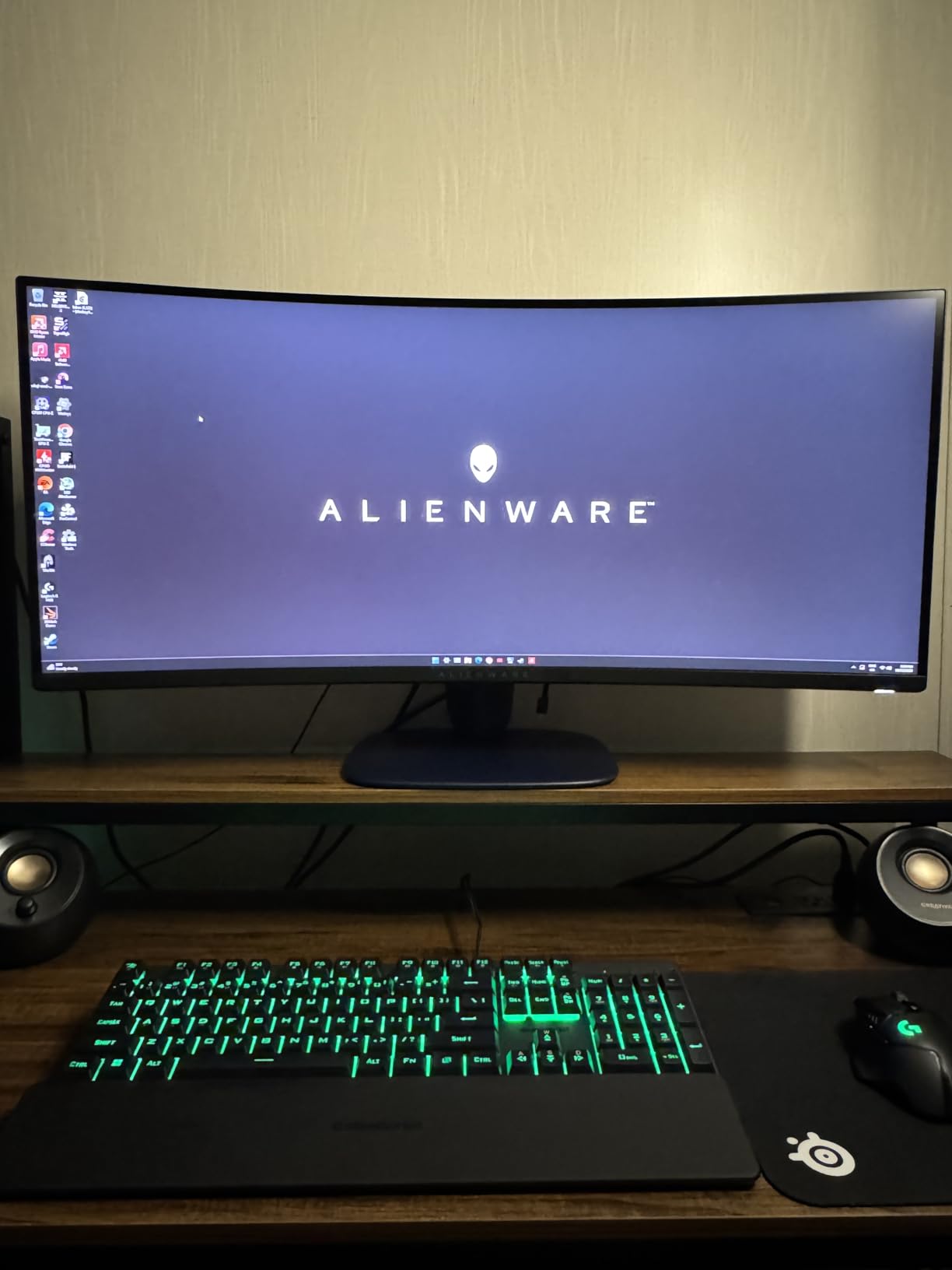 Alienware 34 Curved Gaming Monitor – AW3425DWM - 34-inch WQHD 180Hz 1ms Display, 1500R, AMD FreeSync Premium, VESA AdaptiveSync. - Customer Photo 3