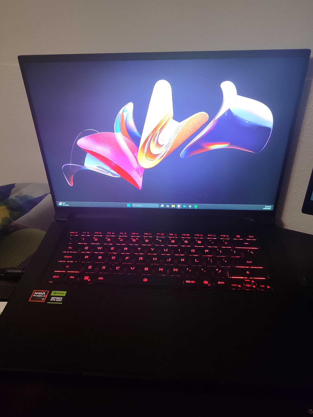 GIGABYTE AERO X16; Copilot+ PC - 165Hz 2560x1600 WQXGA - NVIDIA GeForce RTX 5070 - AMD Ryzen AI 9 HX 370-1TB SSD with 32GB DDR5 RAM - Windows 11 Home - Space Gray AERO X16 2WHA3USC64AH - Customer Photo 3