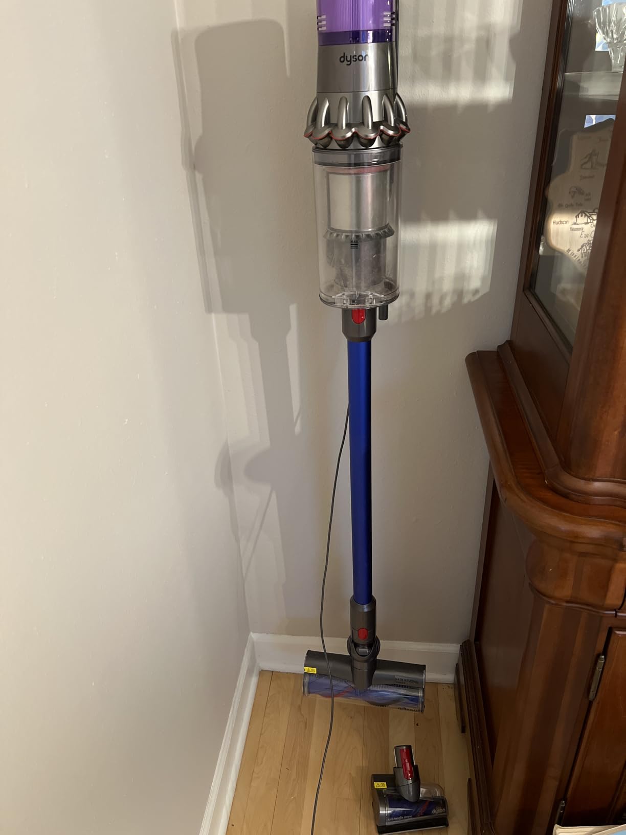 Dyson V11 Origin Cordless Vacuum, 185AW, 3 Power Modes, Up to 60 Minutes, Deep Cleans Hard Floors and Carpets, Detangles pet Hair, Converts to Handheld - Customer Photo 3