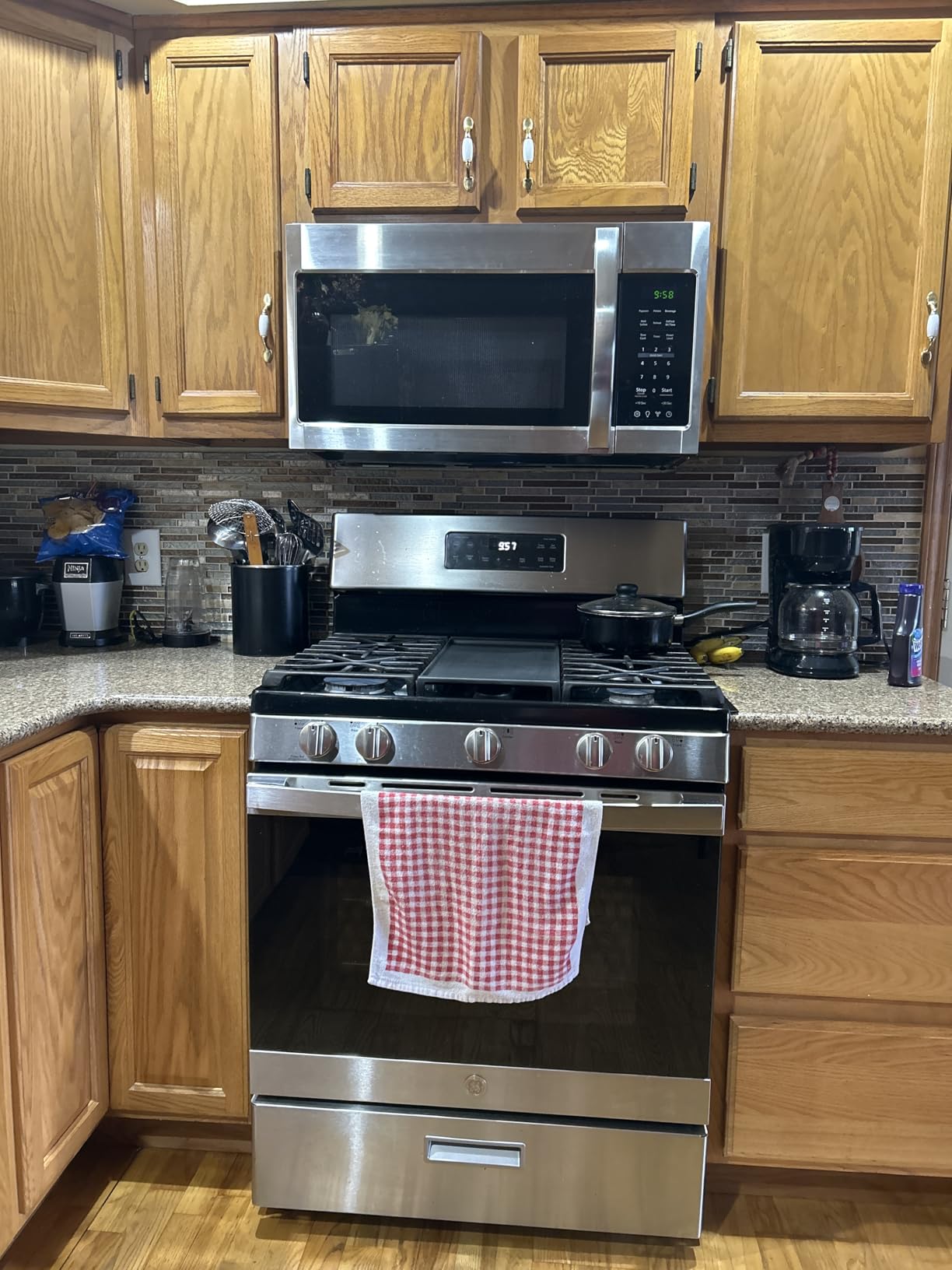 BLACK+DECKER Digital Microwave Oven with Turntable Push-Button Door, Child Safety Lock, Stainless Steel, 0.9 Cu Ft - Customer Photo 5