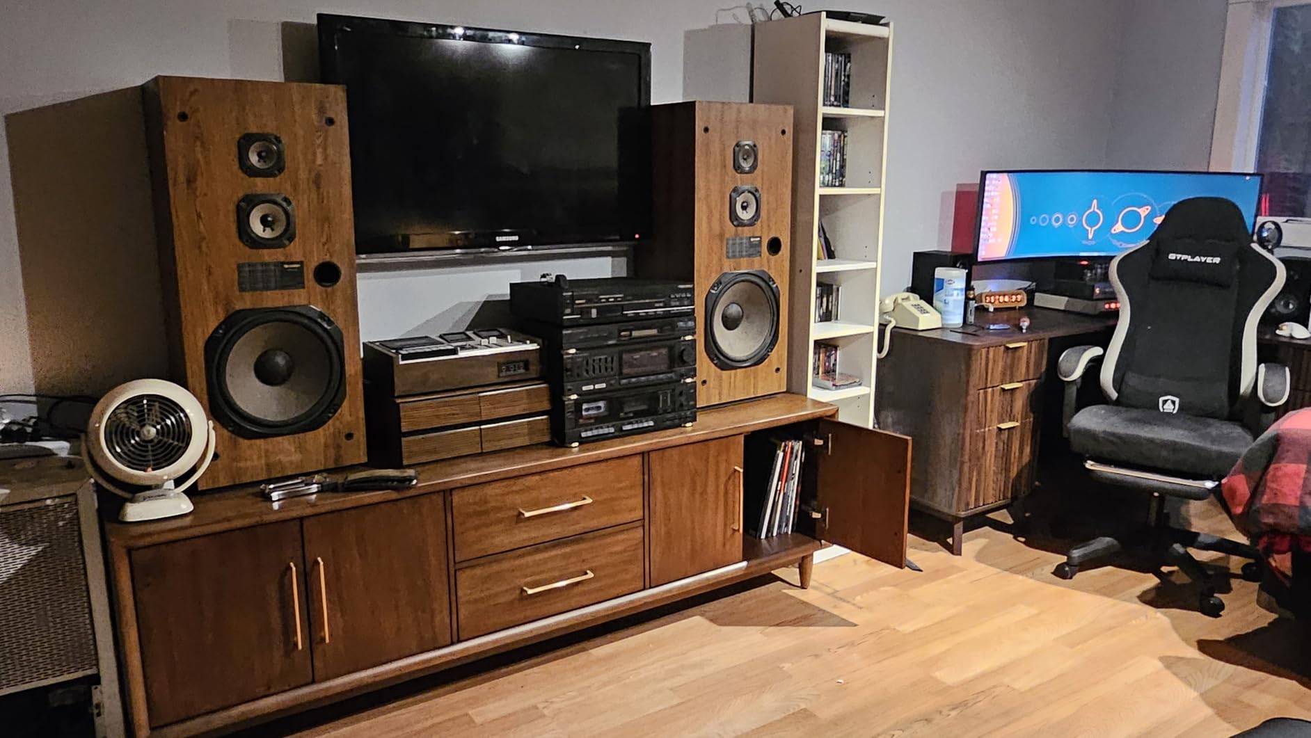 1 by ONE High Fidelity Belt Drive Turntable with Built-in Speakers, Vinyl Record Player with Magnetic Cartridge, Wireless Playback and Aux-in Functionality, Auto Off - Customer Photo 3