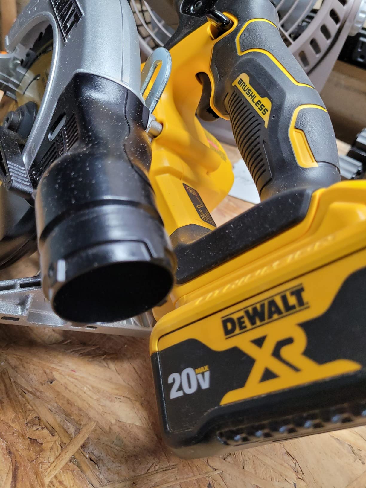 DEWALT 20V MAX* 6-1/2 in. Brushless Cordless Circular Saw, Tool Only (DCS565B) - Customer Photo 3